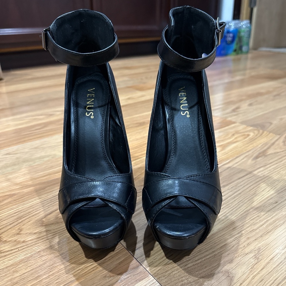 VENUS Elegant Black Peep Toe Heels